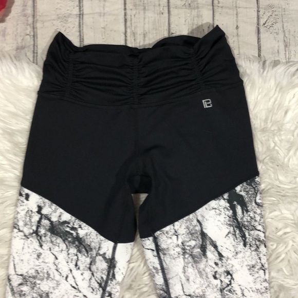 Body Language Revolve Scrunch Marble Crop Leggings - Picture 3 of 12